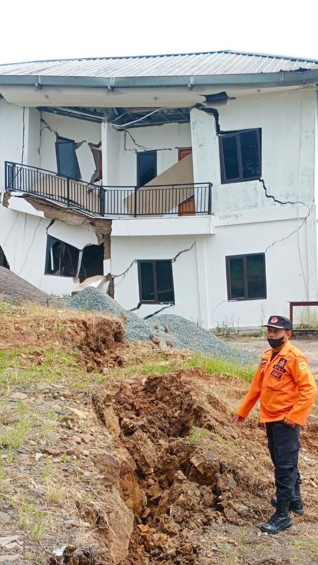 Tanah bergerak di Sukamakmur, Bogor, mengakibatkan jalan retak 1 kilometer hingga bangunan vila rusak.