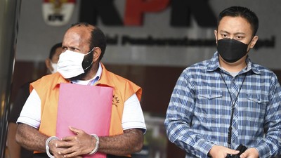 Tangan Diborgol dan Berbaju Oranye, Ricky Ham Pagawak Diperiksa KPK