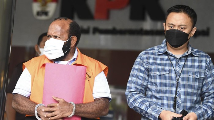 Tersangka kasus dugaan suap dan gratifikasi, Bupati Nonaktif Mamberamo Tengah Ricky Ham Pagawak (kanan) berjalan usai menjalani pemeriksaan di Gedung Merah Putih KPK, Jakarta, Rabu (29/3/2023). Ricky menjalani pemeriksaan terkait kasus dugaan suap dan gratifikasi sejumlah pengerjaan proyek di Mamberamo Tengah selama 2013-2019 serta kasus tindak pidana pencucian uang (TPPU) yang nilainya mencapai Rp200 miliiar.