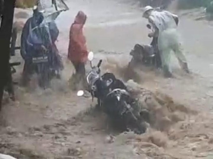Tangkapan layar rekaman video banjir di jalur Wonosobo-Dieng, depan Pasar Kejajar, Kabupaten Wonosobo, Rabu (29/3/2023) sore.