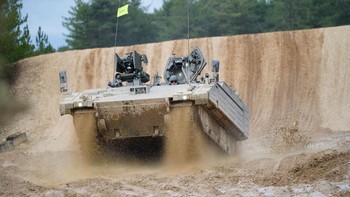 Bobotnya paling berat dibanding Leopard 2 Jerman dan M1 Abrams Amerika. Senapan senapan 120mm-nya dikatakan punya jarak tembak efektif setidaknya 3 km dengan peluru penembus lapis baja. Foto: Getty Images