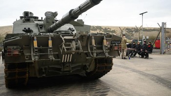 Dikembangkan oleh Vickers Defense Systems, sekarang BAE Systems, tank Challenger 2 yang panjangnya 8,3 meter ini telah dikerahkan ke berbagai medan perang seperti di Bosnia, Kosovo dan Irak, dan dirancang untuk menghancurkan tank lain. Foto: Getty Images