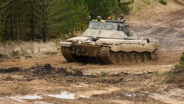 Senjata Baru Ukraina: Tank Inggris yang Tak Pernah Dihancurkan Musuh