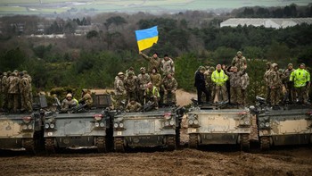 Tentara Ukraina baru-baru ini berlatih di Inggris untuk mengoperasikan tank tempur Challenger 2. Inggris pun saat ini sudah mengirimkan tahap pertama tank itu ke Ukraina, dengan total bantuan sebanyak 14 unit. Foto: Getty Images