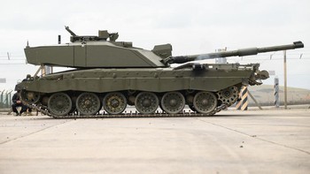 Challenger 2 mengutamakan daya tembak dan perlindungan yang disediakan oleh lapis baja Dorchester 2 dibandingkan dengan kecepatan, sehingga membuatnya sedikit lebih lambat, tapi diklaim tentara Inggris diimbangi dengan tembakan akurat dan mematikan. Foto: Getty Images