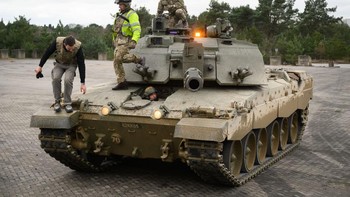 Tentara Ukraina dipandang sudah mampu mengoperasikan tank ini untuk membantu mereka melawan Rusia. Foto: Getty Images