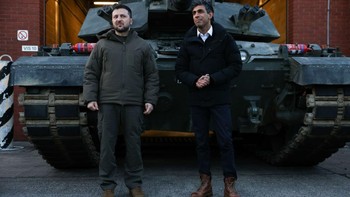 Volodymyr Zelenskiy, presiden Ukraina dan Rishi Sunak, Perdana Menteri Inggris, bertemu dengan awak tank dari angkatan bersenjata Ukraina yang sedang dilatih untuk menggunakan tank tempur utama Challenger 2 oleh Angkatan Darat Inggris di Lulworth Camp, Inggris di Februari kemarin. Foto: Getty Images