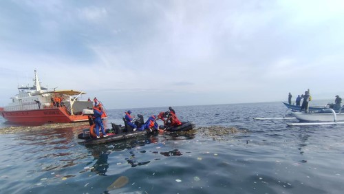 Tim SAR Mataram temukan satu jenazah korban MT Kristin mengapung di perairan Jeranjang Desa Taman Ayu Kecamatan Gerung Lombok Barat.