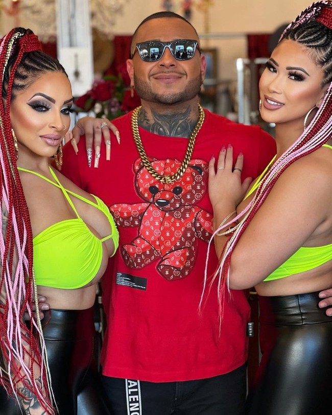 Teehmena sendiri mengaku tidak cemburu dengan kehadiran Kyrah bahkan beranggapan orang ketiga itu telah menyelamatkan pernikahannya. Itu benar-benar membuat kami lebih kuat, ini adalah kaitan yang sebelumnya hilang, kata Teehmena yang juga jadi sorotan karena bergabung dengan OnlyFans meski dibesarkan secara Islam. Foto: Instagram