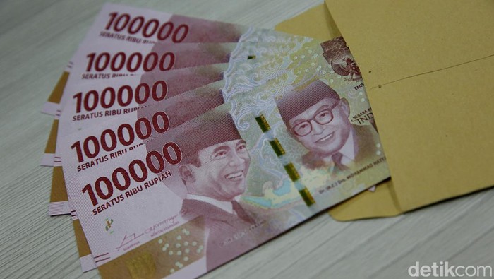 THR singkatan dari Tunjangan Hari Raya. THR diberikan oleh pemberi kerja kepada pekerja/buruh jelang hari raya keagamaan.