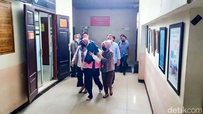 AG (15), pacar Mario Dandy Satriyo (20) tiba di PN Jaksel, Rabu (29/3/2023). AG akan menjalani musyawarah diversi kasus penganiayaan terhadap Cristalino David Ozora (17).