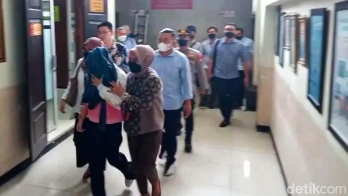 AG (15), pacar Mario Dandy Satriyo (20) tiba di PN Jaksel, Rabu (29/3/2023). AG akan menjalani musyawarah diversi kasus penganiayaan terhadap Cristalino David Ozora (17).