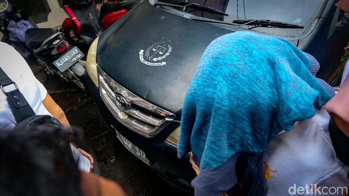 AG (15), pacar Mario Dandy Satriyo (20) tiba di PN Jaksel, Rabu (29/3/2023). AG akan menjalani musyawarah diversi kasus penganiayaan terhadap Cristalino David Ozora (17).