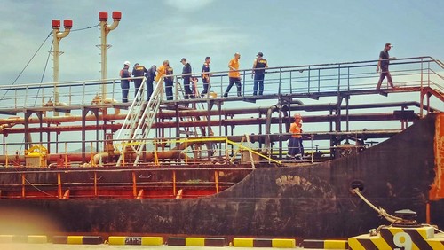 Tim Labfor Polda NTB dan Polda Bali menyelidiki penyebab terbakarnya Kapal MT Kristin di Mataram.