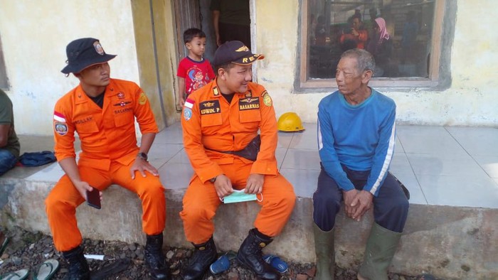 Tim SAR dan Martono (baju biru) yang sempat hilang di hutan Guha Lebe Pangandaran, Rabu (29/3/2023).