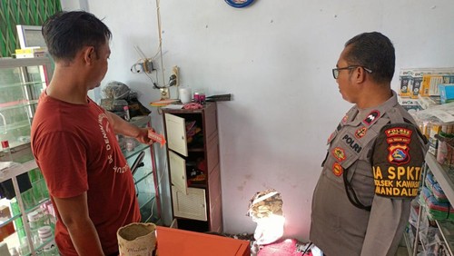 Toko grosir di Lombok Tengah, NTB, kemalingan dengan cara jebol tembok samping. Kerugian diperkirakan puluhan juta rupiah.