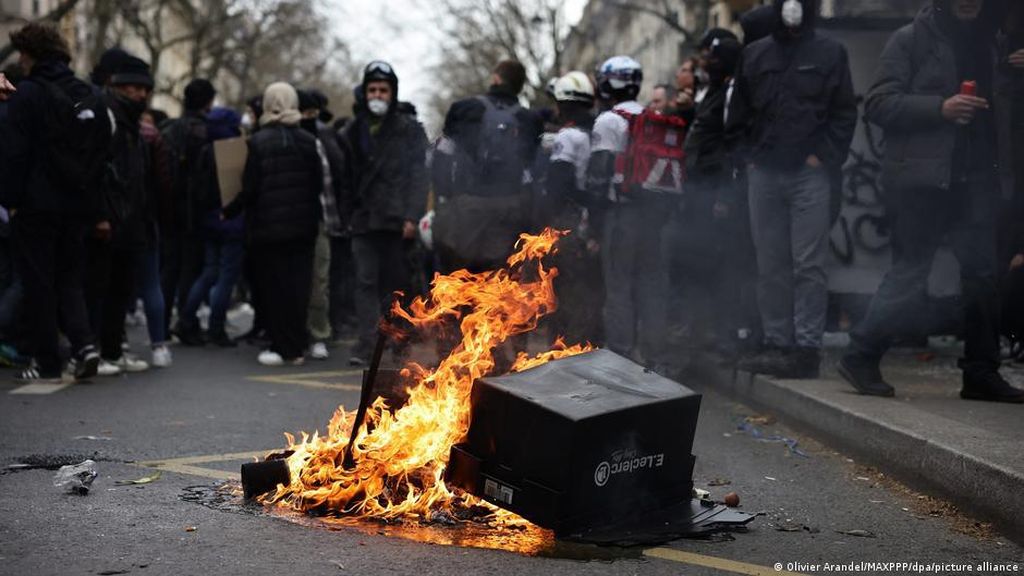 Tolak Reformasi Pensiun, Warga dan Polisi Bentrok di Prancis