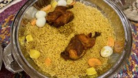 Ini adalah machboos yang serupa dengan nasi briyani. Terbuat dari beras basmati, kemudian disajikan dengan lauk berupa 2 ekor ayam panggang utuh, telur ayam rebus utuh, kacang pinus, wortel dan kentang. Foto: detikcom/Riska Fitria