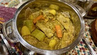 Ini adalah saloona, hidangan yang serupa dengan gulai khas Qatar yang terbuat dari sayuran dan ayam. Kuahnya berwarna kuning kecoklatan dengan tekstur kental. Rasanya perpaduan antara gurih dan pedas Foto: detikcom/Riska Fitria