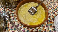 Hidangan yang satu ini adalah harees yang terbuat dari biji-bijian gandum dan daging domba. Teksturnya seperti bubur yang padat, aroma khas domba pun terasa kuat. Foto: detikcom/Riska Fitria