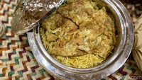 Ini adalah balaleet, makanan khas Qatar terbuat dari bihun rebus yang diracik dengan gula, kapulaga dan kunyit, karenanya warnanya pun kekuningan. Foto: detikcom/Riska Fitria