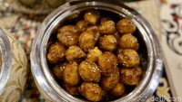 Embrace Doha mengenalkan luqaimat, kudapan tradisional khas Qatar yang terbuat dari tepung, ragi instan, kapulaga dan kunyit. Luqaimat dibentuk bulat-bulat seperti onde-onde khas Indonesia. Foto: detikcom/Riska Fitria