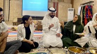 Tradisi makan yang tak jauh berbeda dari Indonesia, orang Qatar juga terbiasa makan sambil duduk lesehan. Terkadang mereka juga makan langsung pakai tangan. Foto: detikcom/Riska Fitria