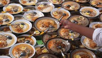 Bubur dan sayur lodeh memiliki makna filosofi yang menjunjung kearifan lokal. Bubur makanan yang halus dan mudah dicerna sehingga sangat dianjurkan untuk disantap saat berbuka.  