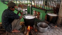 Pengurus Masjid Soliiburosyaad menyediakan bubur sayur yang dimasak masih menggunakan kayu bakar di Wijirejo, Pandak, Bantul, Yogyakarta, Jumat (24/3/2023). Masjid ini memang dikenal dengan tradisi menyediakan menu takjil berupa bubur sayur selama bulan Ramadan kepada warga sekitar.  