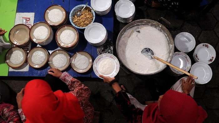 Tradisi Unik Takjil Bubur Sayur di Bantul untuk Buka Puasa BANTUL, YOGYAKARTA, MARCH -24 : Management of the Soliiburosyaad Mosque, Bantul, Yogyakarta, provided vegetable porridge which still uses firewood to cook porridge, in Wijirejo, Pandak, Bantul, Yogyakarta, on March 24, 2023. Porridge with a soft texture filled with various complementary food ingredients is for the iftar menu with residents around the mosque. The mosque management provides 300 servings of vegetable porridge every day during Ramadan, which are assisted by teenagers to prepare vegetable porridge. (Photo by Dasril Roszandi/Anadolu Agency via Getty Images)