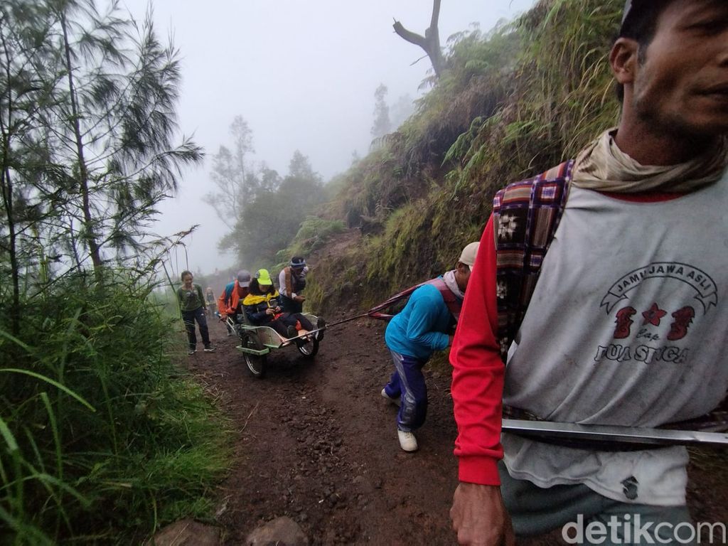 Troli angkut di Kawah Ijen