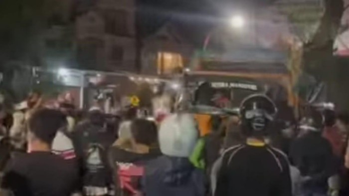 Truk dirusak massa di Makassar.
