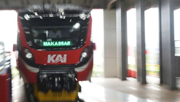 Usai meresmikan pengoperasian jalur kereta api Makassar-Parepare Antar Maros-Barru, Rabu (29/03/2023), Presiden Joko Widodo menaiki KRDE Makassar-Parepare dari Depo Kereta Api Maros menuju Stasiun Rammang-Rammang, Kabupaten Maros. (Instagram @sekretariat.Kabinet)