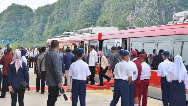Usai meresmikan pengoperasian jalur kereta api Makassar-Parepare Antar Maros-Barru, Rabu (29/03/2023), Presiden Joko Widodo menaiki KRDE Makassar-Parepare dari Depo Kereta Api Maros menuju Stasiun Rammang-Rammang, Kabupaten Maros. (Instagram @sekretariat.Kabinet)