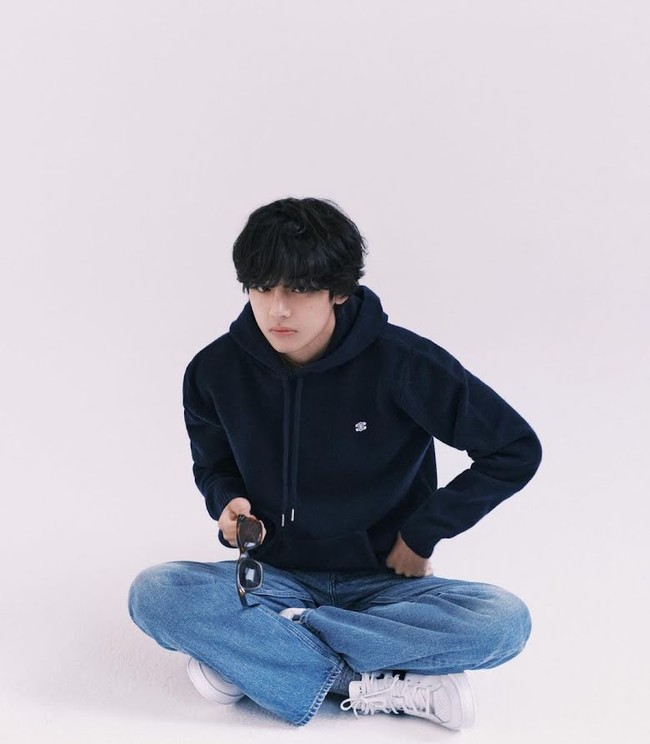 V BTS digadang-gadang menjadi global ambassador terbaru CELINE menyusul Park Bo Gum dan Lisa BLACKPINK. Foto: dok. Instagram @thv