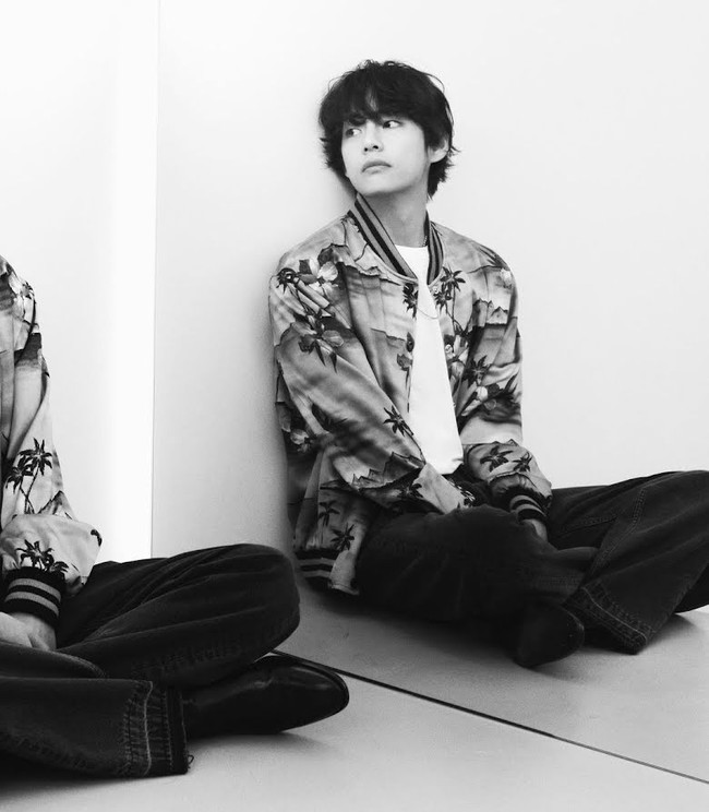 Penampilan V BTS kembali memukau penggemar. Pemilik nama asli Kim Taehyung itu disebut-sebut boyfriend material. Foto: dok. Instagram @thv