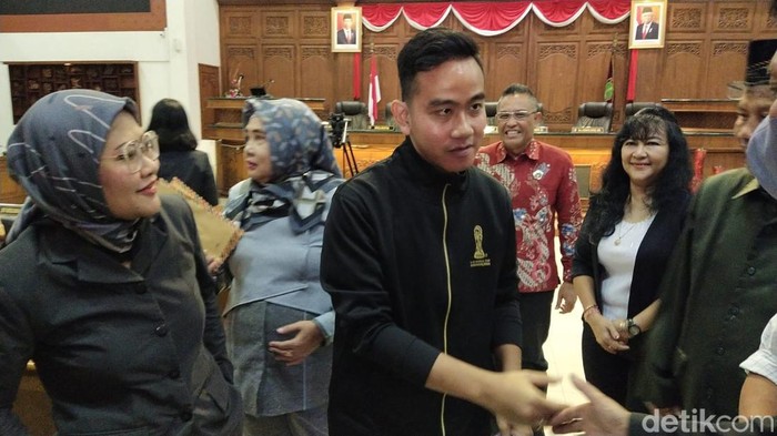 Wali Kota Solo Gibran Rakabuming Raka memakai jaket Piala Dunia U-20 di rapat DPRD Solo, Rabu (29/3/2023).