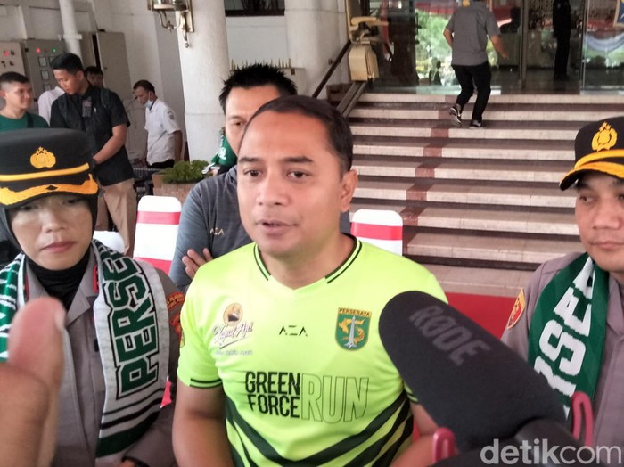 Wali Kota Surabaya Eri Cahyadi saat memberangkatkan Bonek ke Semarang.