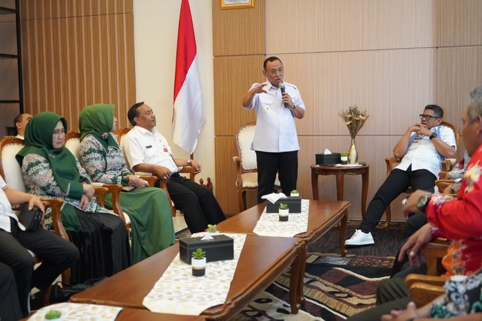 Pemerintah Kota Cilegon mendapat kunjungan dari Wali Kota Bontang Basri Rase, Rabu (29/3). Dalam kunjungan kerja tersebut, Basri mempelajari sejumlah program dari Pemkot Cilegon.