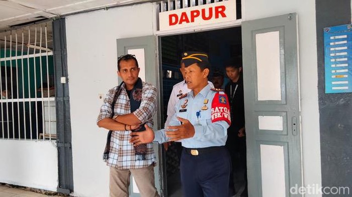 Wamenkumham Edward Omar Sharif Hiariej saat berada di Lapas Muaro Padang (Jeka Kampai/detikSumut)