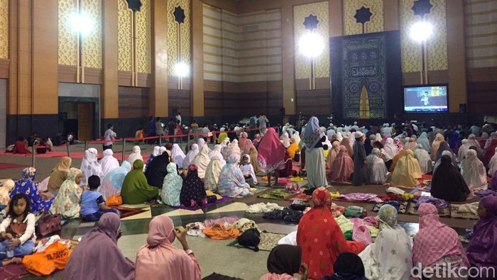 Warga salat Tarawih di Convention Hall (Fathia Nabila Qonita/detikcom)