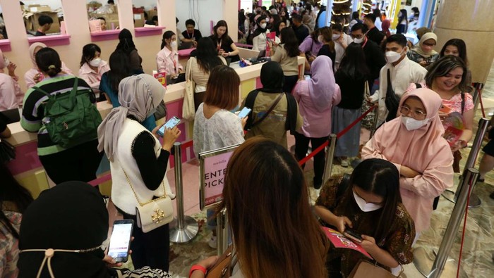 Warga Serbu Pameran Produk Kecantikan di Jakarta Pameran produk kecantikan tengah digelar di Atrium Mall Kasablanka, Jakarta. Kegiatan ini dalam rangka perayaan Hari Jadi Sociolla ke-8.