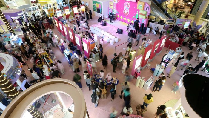 Warga Serbu Pameran Produk Kecantikan di Jakarta Pameran produk kecantikan tengah digelar di Atrium Mall Kasablanka, Jakarta. Kegiatan ini dalam rangka perayaan Hari Jadi Sociolla ke-8.