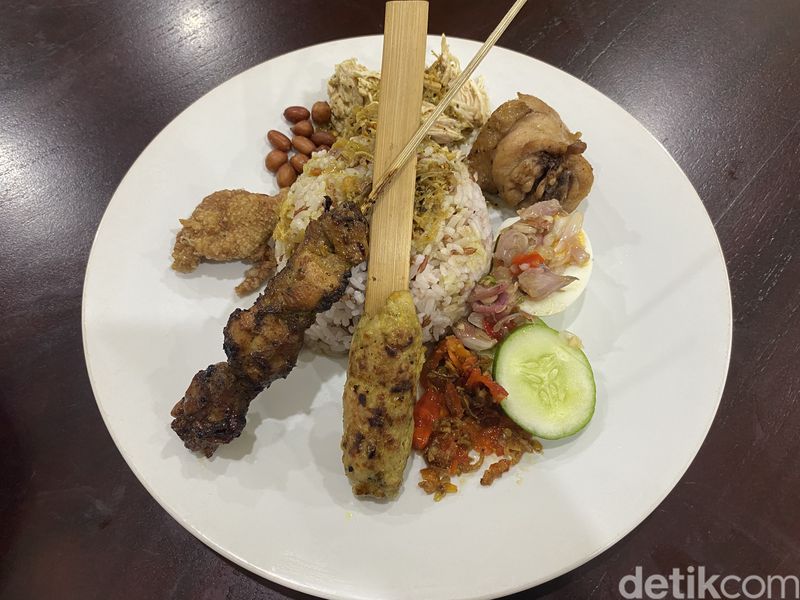 Warung Bali Pak Gede tawarkan sajian nasi campur dan sate yang halal khas Bali.