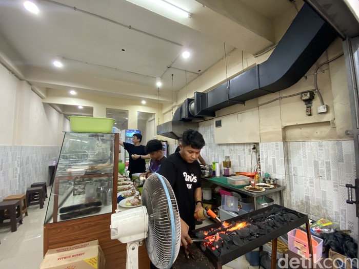 Warung Bali Pak Gede Warung Bali Pak Gede tawarkan sajian nasi campur dan sate yang halal khas Bali.