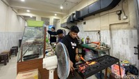Nasi campur khas Bali yang biasanya disajikan nonhalal, di Warung Bali Pak Gede disajikan halal. Warung ini sama sekali tak menggunakan olahan daging babi, hanya ada daging ayam dan sapi saja. Foto: detikFood / Yenny Mustika Sari