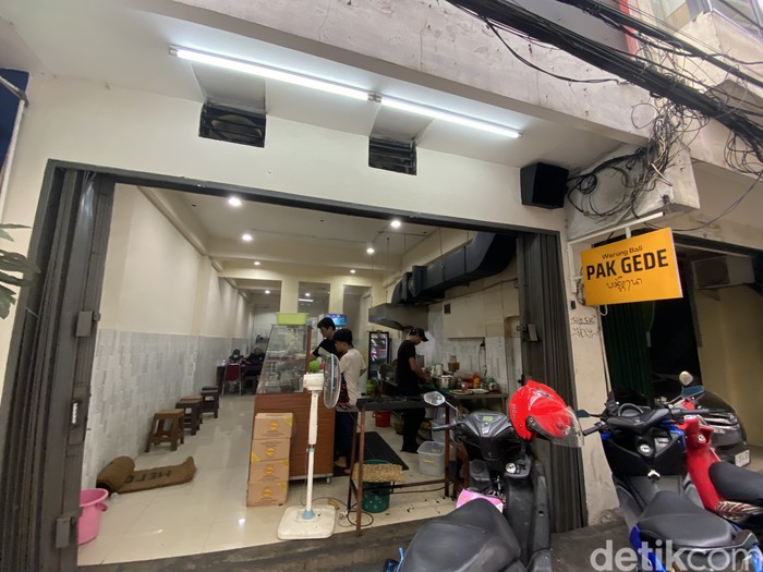 Warung Bali Pak Gede Warung Bali Pak Gede tawarkan sajian nasi campur dan sate yang halal khas Bali.