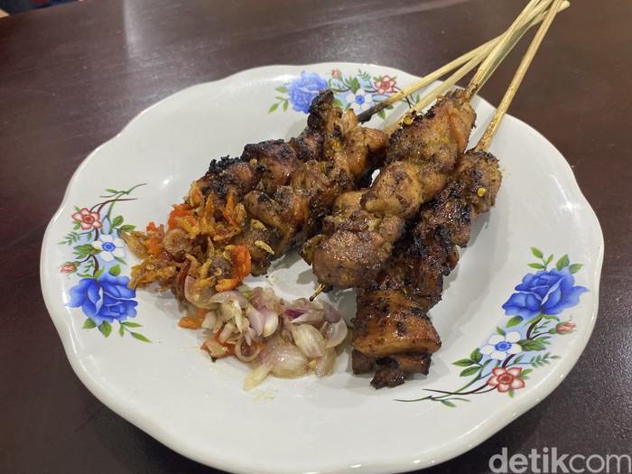Warung Bali Pak Gede Warung Bali Pak Gede tawarkan sajian nasi campur dan sate yang halal khas Bali.