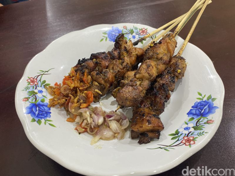 Warung Bali Pak Gede tawarkan sajian nasi campur dan sate yang halal khas Bali.