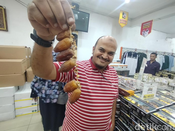 Zuhair Salim saat menunjukkan setangkai kurma asal Tunisia.